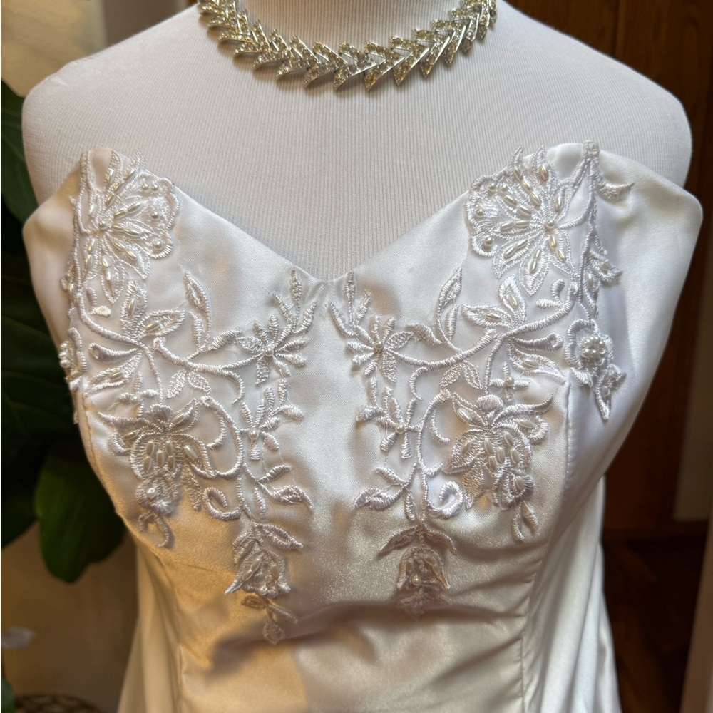 Elegant White Strapless Dress